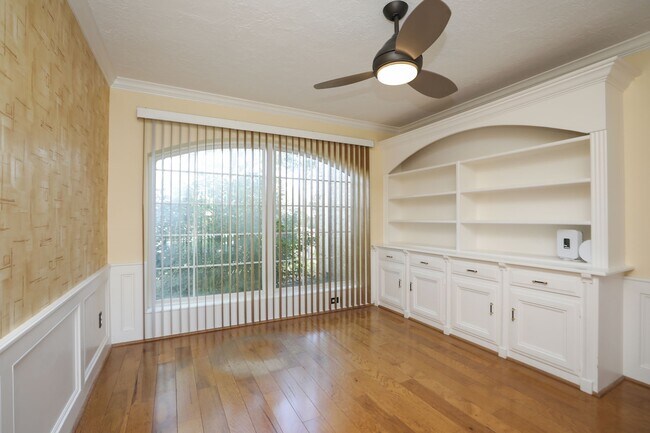 Building Photo - 722 Crossroads Dr