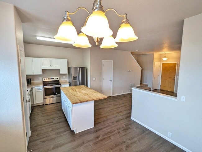 Building Photo - 2 Bedroom 2.5 Bath Townhome