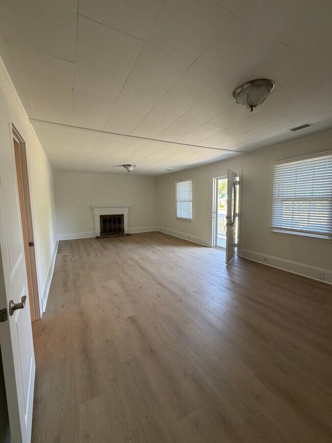 Building Photo - 305 12th Ave