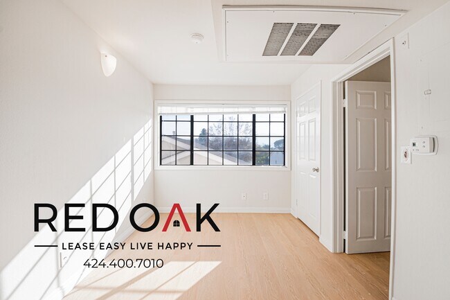 Building Photo - 4651 Cahuenga Blvd