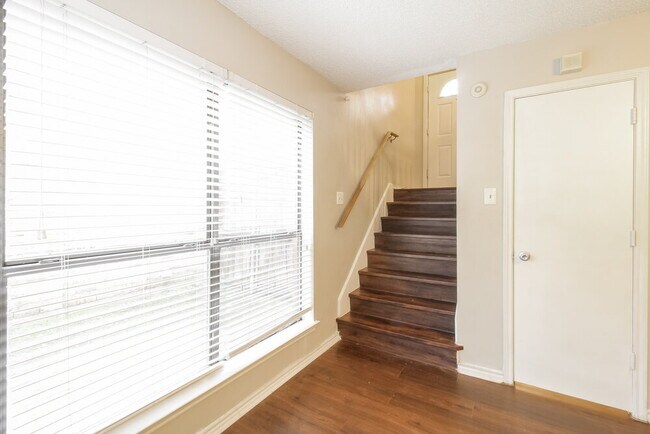 Building Photo - 1345 Jasmine Dr