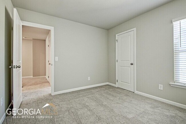 Building Photo - Prime Newnan Location! 2023 build, 3 bedroom townhome within walking distance to Downtown, The LI...