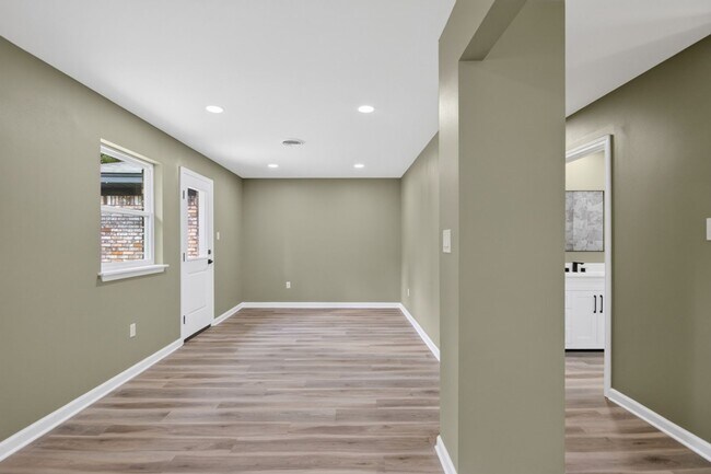 Building Photo - 6 Dee Dee Cir