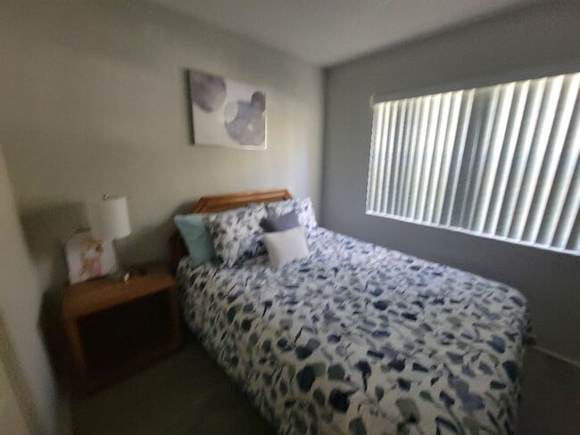 Building Photo - Lovely bottom floor UN-furnished condo Por...