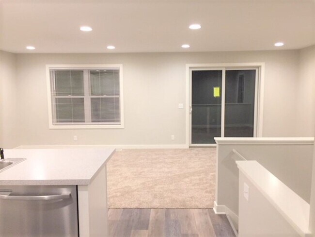 Building Photo - Spacious 2 Bed/2 Bath Condo in Prime Location