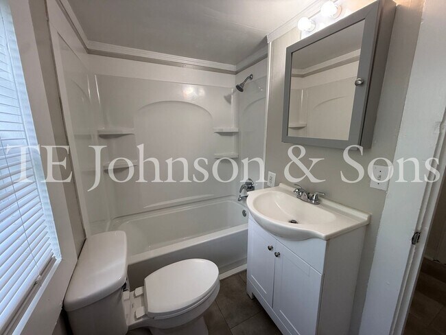 Building Photo - Charming 2 Bedroom Home with Rocking Chair Front Porch Near Downtown Winston-Salem