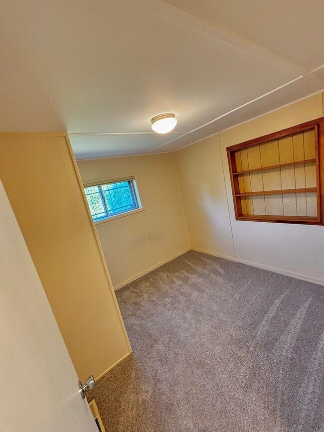 Building Photo - Spacious 2 Bedroom one bath duplex!!