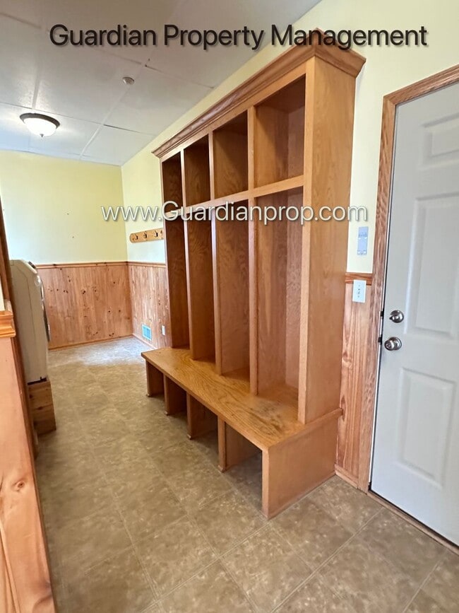 Building Photo - Minnetonka Home, 3 Car Garage, Large Primary, Updated Kitchen, Patio