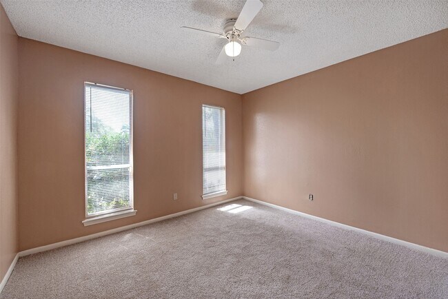 Building Photo - 807 Seacliff Dr