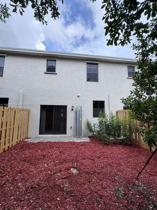 Building Photo - 1549 NE 3rd Ave