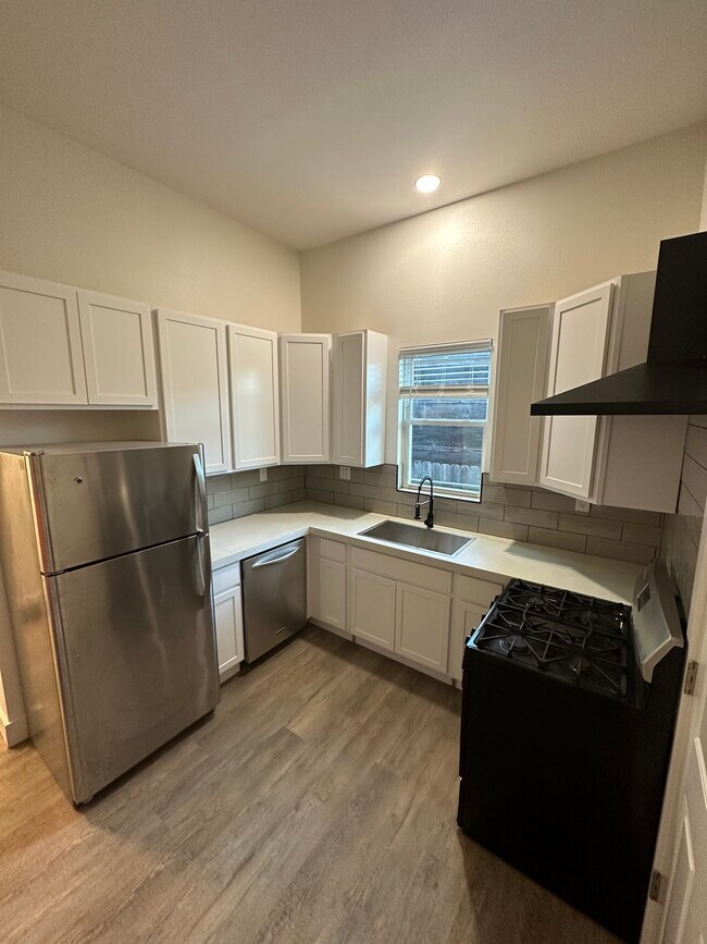 Building Photo - 1019 Steves Ave