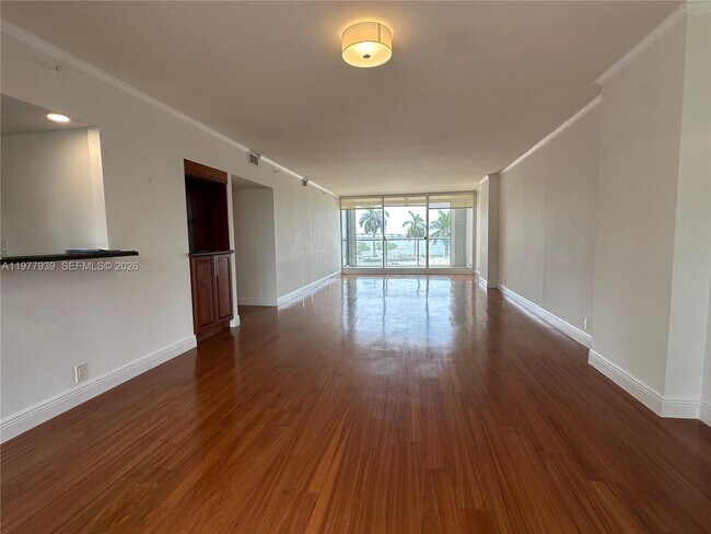 Building Photo - 1541 Brickell Ave