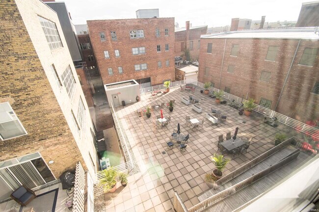 Building Photo - 113 W Wayne St