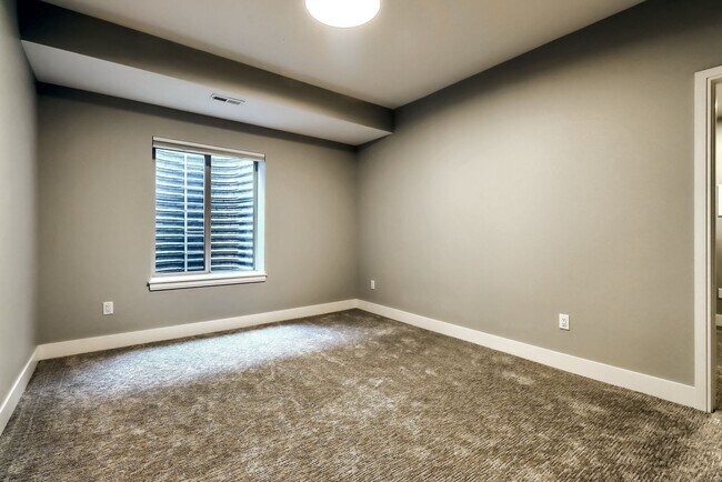 Building Photo - 3 bedroom Townhome + 2 Large Flex Spaces &...
