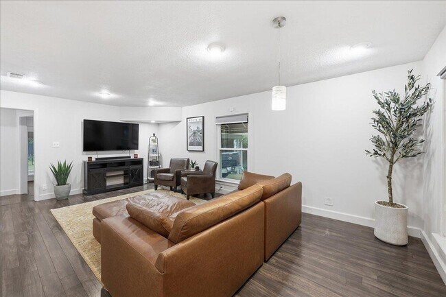 Building Photo - 2263 Briarcliff Dr