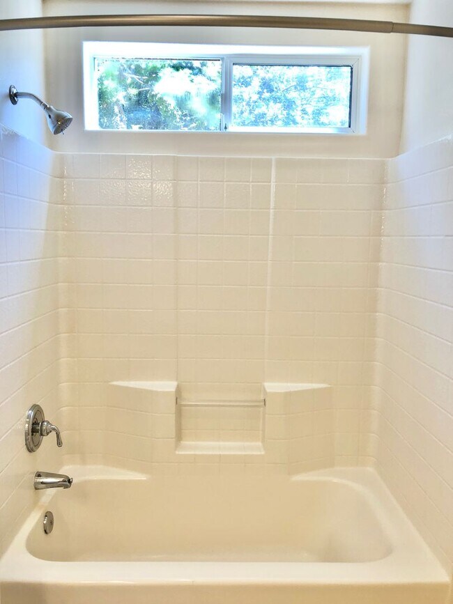 Building Photo - Light & Bright Single-Story Home in the Heart of Fallbrook, Complete with Private, Fully Fenced B...