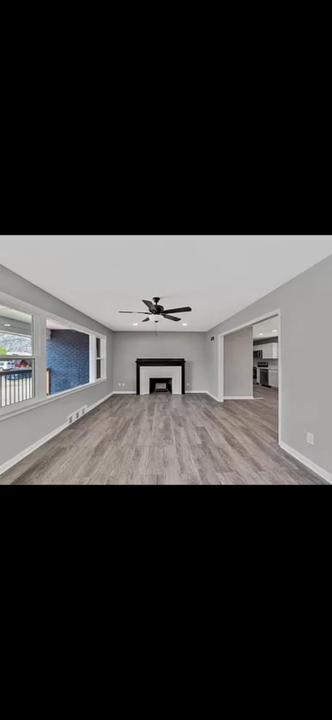 Building Photo - 918 N Crestway St