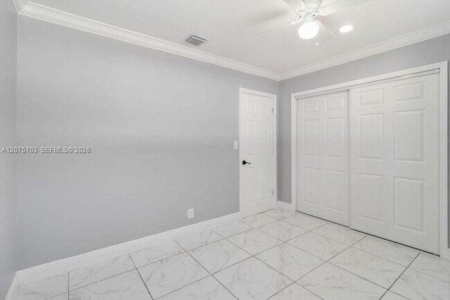 Building Photo - 913 SW 49th Ave