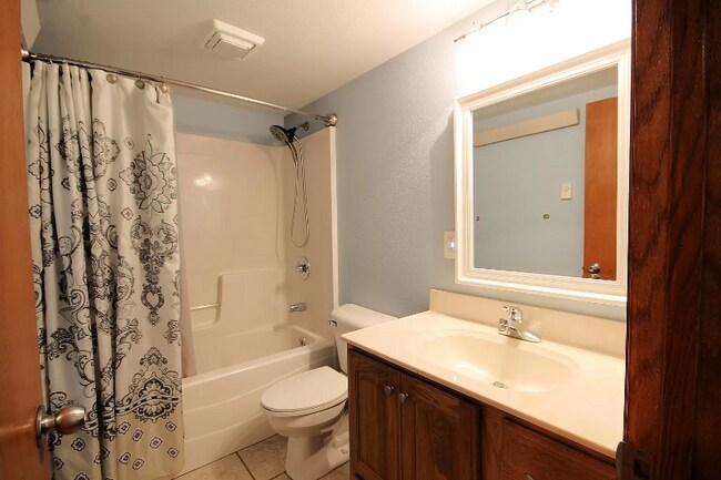 Building Photo - 703 8th St