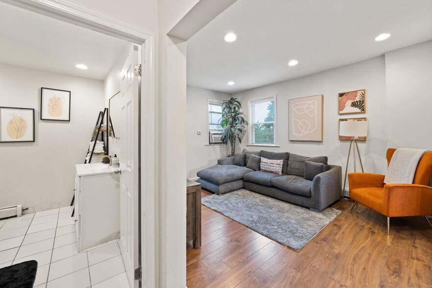 Building Photo - 37 W 50th St