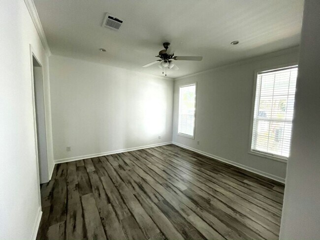 Building Photo - 115 N Lake Dr
