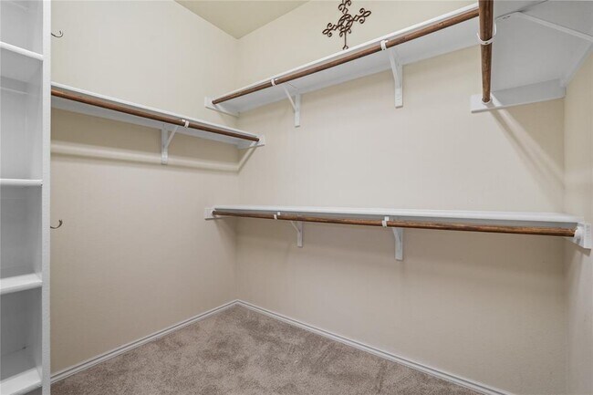 Building Photo - 204 Sawtooth Dr