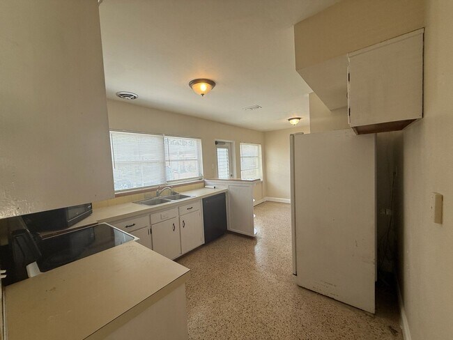 Building Photo - Tyrone single family home 2/1
