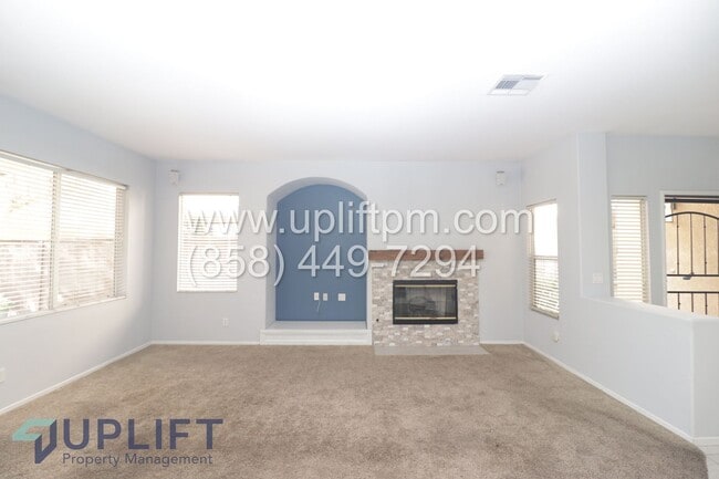 Building Photo - 4 Bed 2.5 Bath Townhouse in Oceanside AVAILABLE NOW!