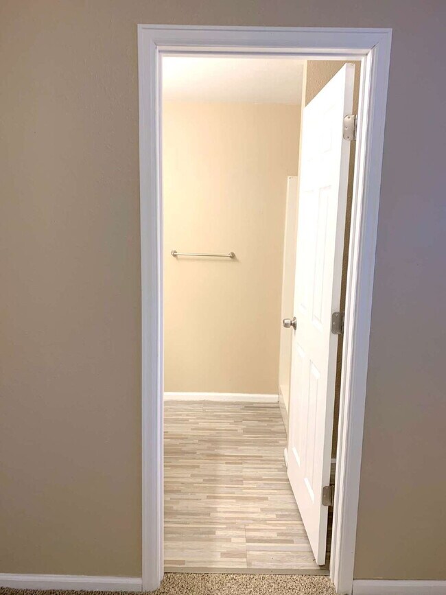 Building Photo - "Spacious 4-Bedroom Haven with 2 Full Baths in Prime Fort Collins Location!"