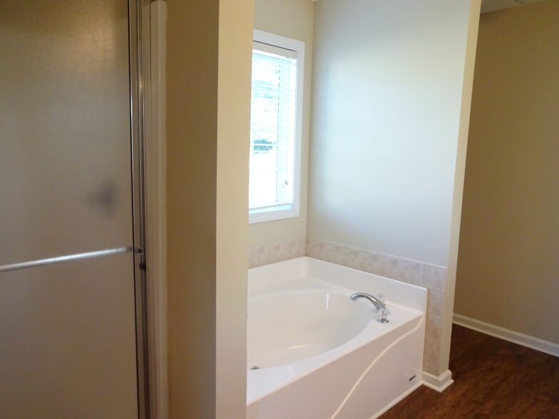 Building Photo - 1302 River Club Dr NE