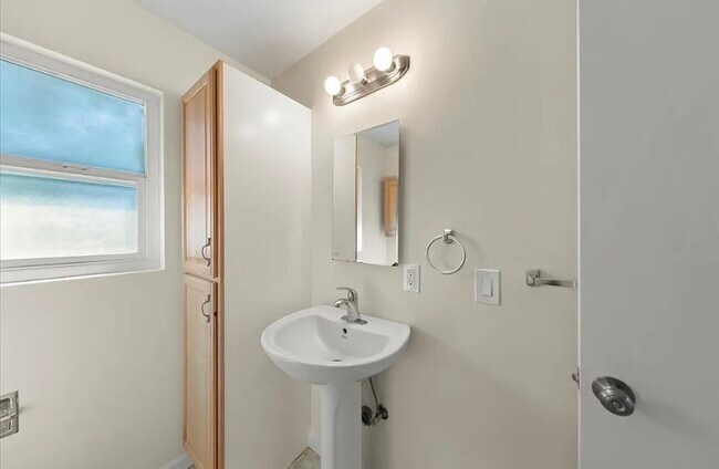 Building Photo - For rent