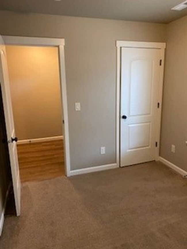Building Photo - Beautiful, Newer 4BD/3BA Townhome Near Wal...