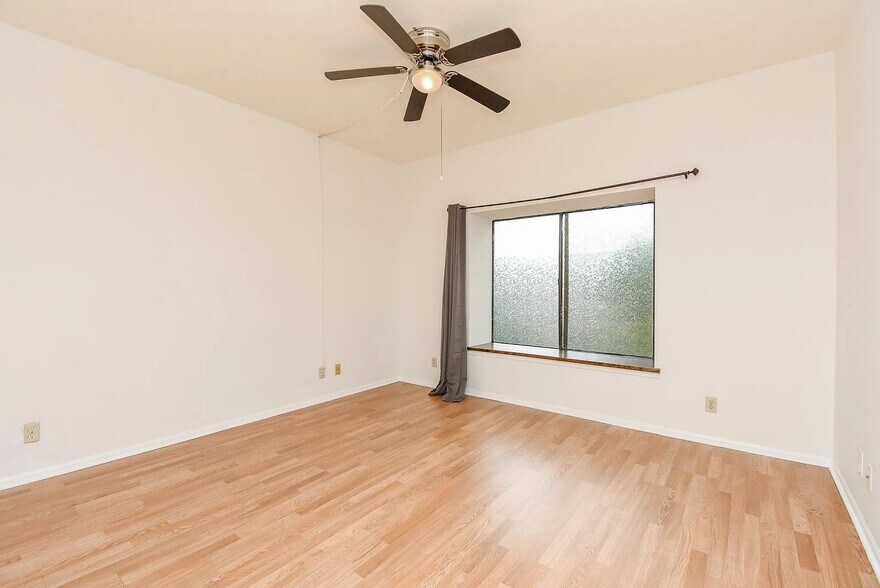 Building Photo - 2211 S Braeswood Blvd