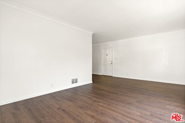 Building Photo - 9214 Beverly Blvd