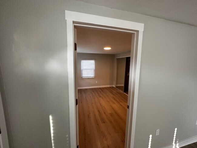 Building Photo - Charming Two Bedroom Pet Friendly Home in ...