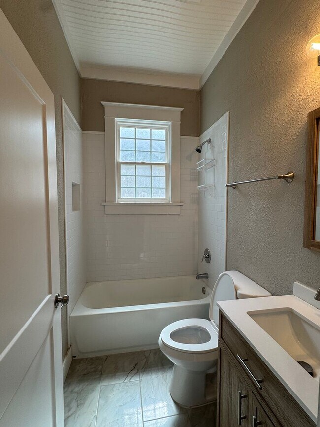 Building Photo - Newly Renovated Cozy & Convenient