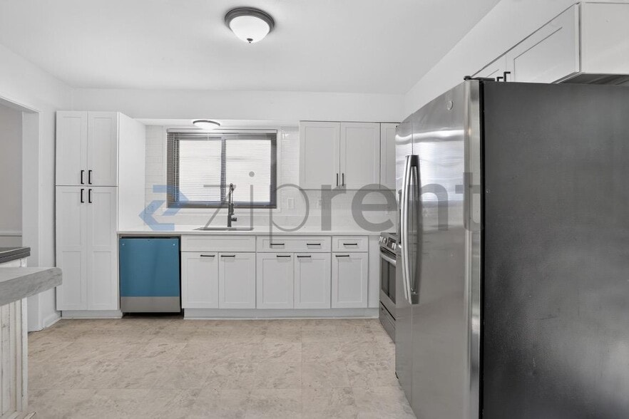 Building Photo - Unit