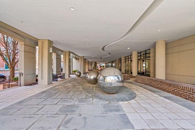 Building Photo - 1 Bed 1 Bath Plus Den - Silver Spring Condo - Garage Parking Space