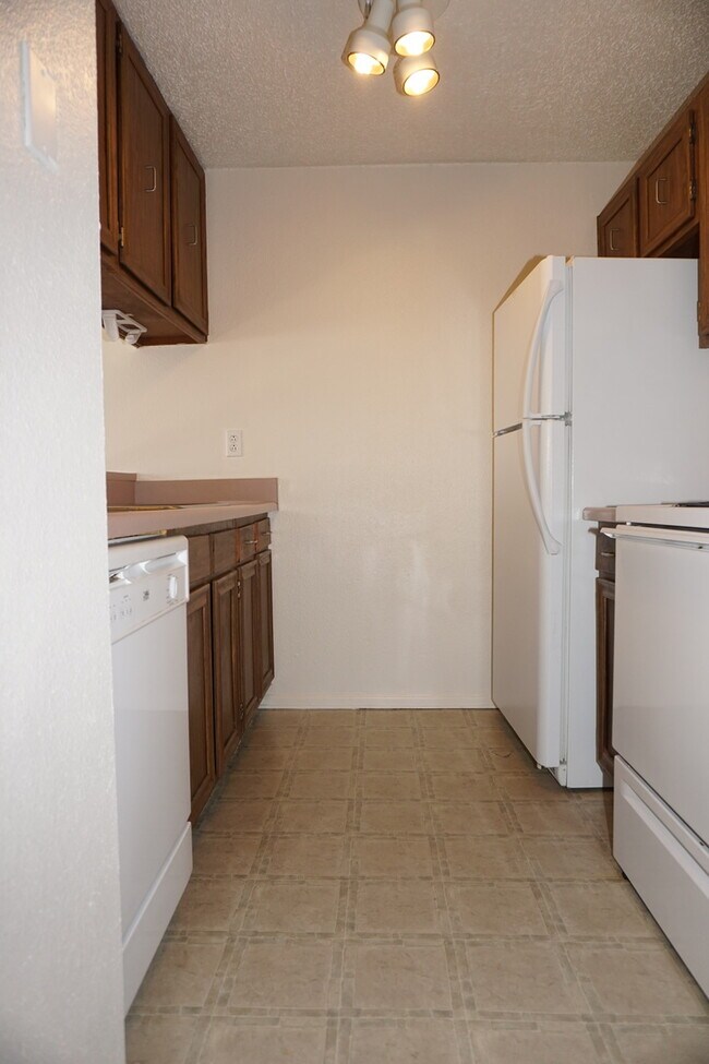 Building Photo - Spacious 2 Bedroom Condo
