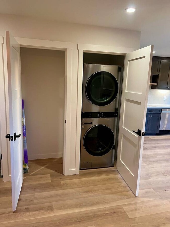 Building Photo - 608 Montana Ave