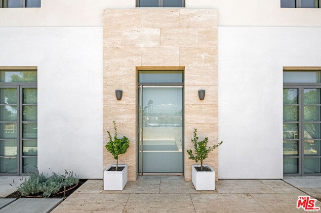 Building Photo - 623 Alma Real Dr