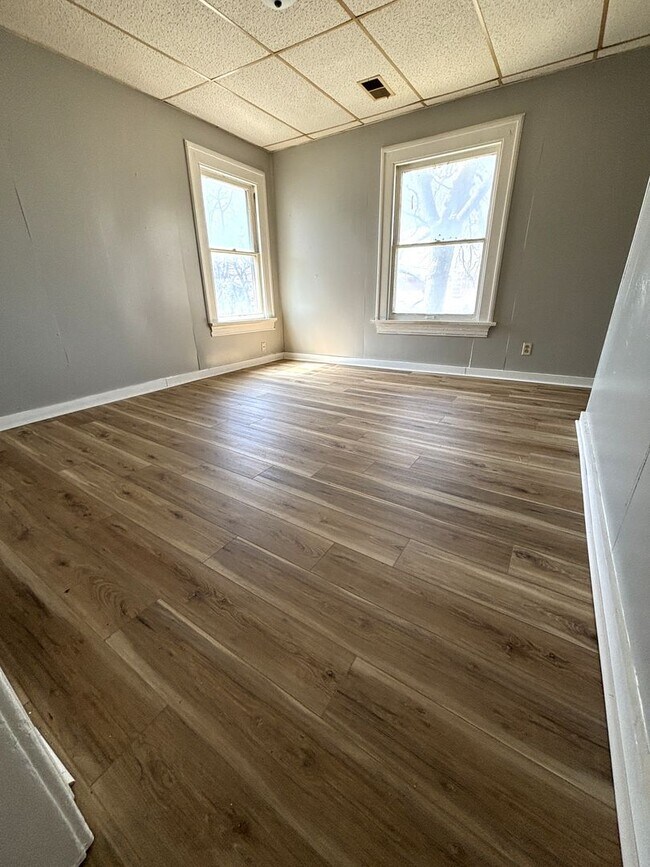 Building Photo - 2 Bedroom, 1 bath apartment in convenient location 1/2 OFF FIRST MONTHS RENT SPECIAL!