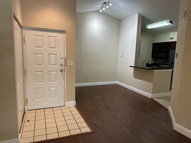 Building Photo - 2850 N Oakland Forest Dr