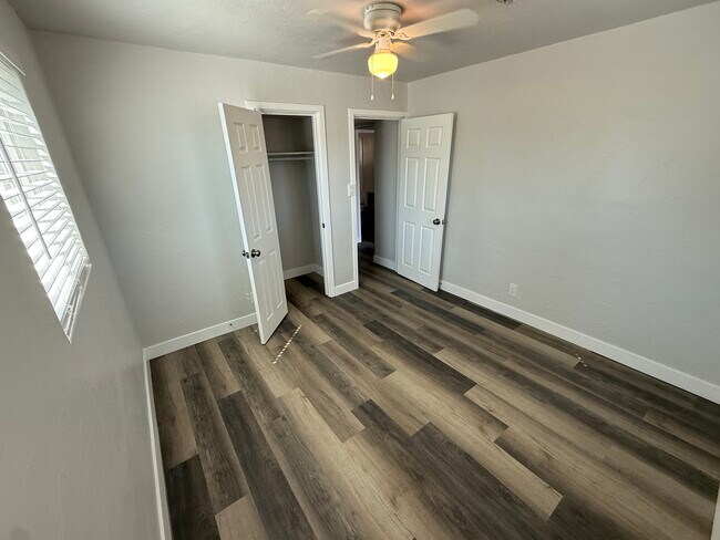 Building Photo - 738 E Roeser Rd