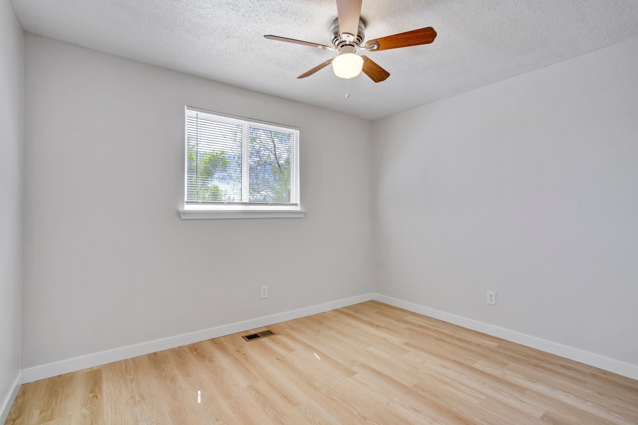Building Photo - 2050 Del Mar Dr