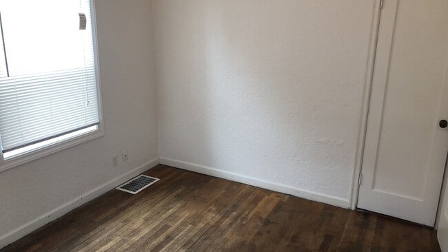 Building Photo - 813 NE A St