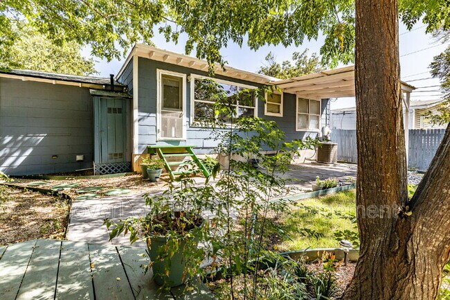 Building Photo - 210 Harwood Dr