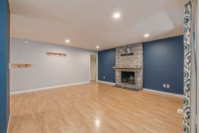Building Photo - 4 bedroom 3 bath home in Tualatin with sep...