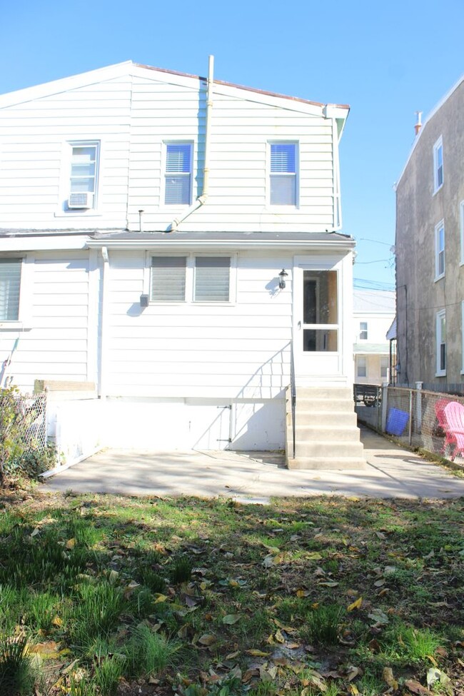 Building Photo - Three Bedroom Roxborough Townhouse Availab...