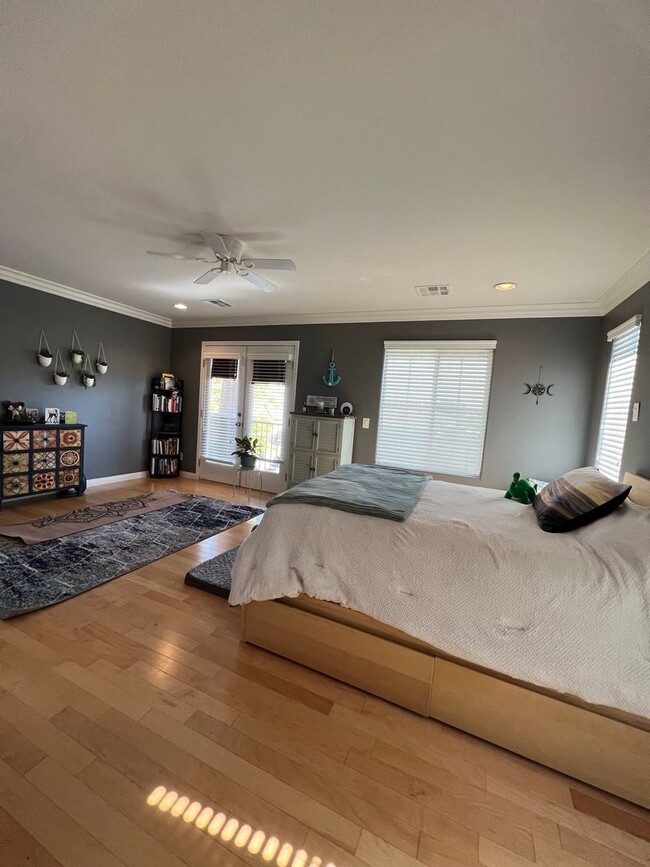Building Photo - ABSOLUTELY AMAZING! Large 4 bedroom 2 stor...